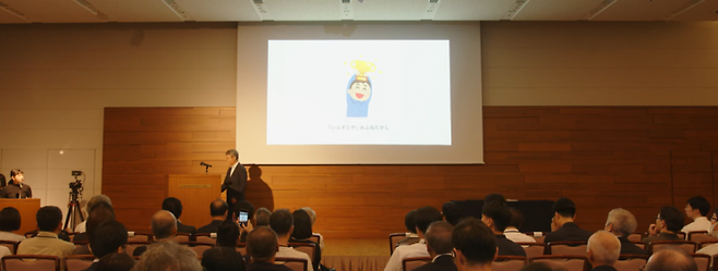 2023년 디자인 사이언스 파운데이션 시상식에 띄운 미후네씨의 일러스트. 디자인 사이언스 파운데이션.