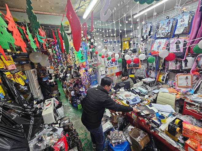 8일 오후 1시 30분쯤 서울 종로구 동대문 문구 완구 도매 종합시장에 위치한 파티용품 전문점 ‘빵파레’ 사장 이상명(67) 씨가 영화 '귀멸의 칼날'에 등장한 피규어를 포장하고 있다./원종빈 기자