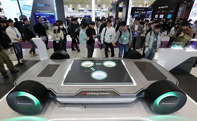 5일 서울 강남구 코엑스에서 개막한 ‘인터배터리 2025’ LG에너지솔루션 부스에서 관람객들이 전기차 배터리 모형을 살펴보고 있다./뉴스1