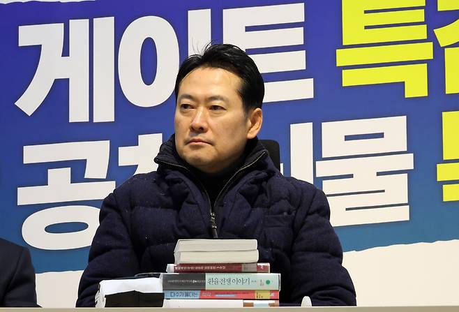 국민의힘 장동혁 대표가 16일 국회 로텐더홀에서 통일교 및 공천헌금 의혹에 대한 '쌍특검법' 수용을 촉구하며 단식 농성을 이어가고 있다.연합뉴스