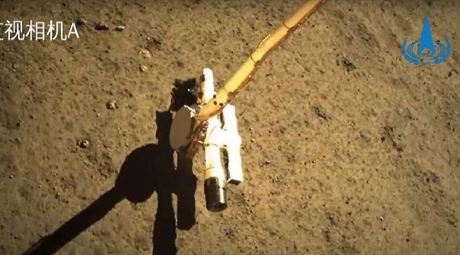 중국 달 탐사선 ‘창어 6호’가 2024년 달 뒷면에서 토양을 채취하는 모습. 사진 출처 중국 국가우주국