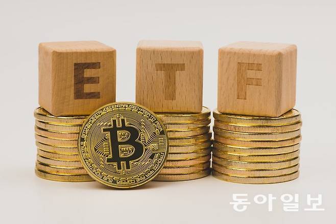 2년 전 미국에서 처음 출시된 비트코인 ETF는 가상자산 시장의 변화를 이끌었다. 국내에선 아직까지 비트코인 현물 ETF 출시가 제도적으로 막혀있지만, 정부가 올해 안에 비트코인 현물 ETF 출시를 위한 제도를 마련하겠다고 공식적으로 발표한 상태다. 게티이미지