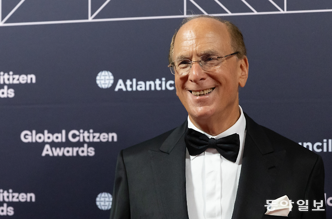 래리 핑크 블랙록 회장 겸 CEO는 2025년 10월 뉴욕타임스 ‘딜북 컨퍼런스’에서 가상자산에 대한 자신의 생각이 “진화했다”며, 자신의 초기 견해는 잘못됐다고 말했다. 블랙록이 2024년 1월 출시한 비트코인 현물 ETF IBIT는 역사상 가장 빠르게 성장한 ETF라는 기록을 썼다. AP 뉴시스