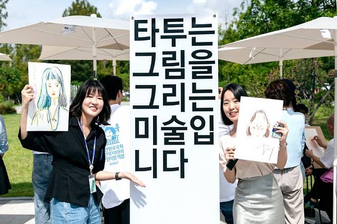문신사들의 노동조합인 민주노총 화섬식품노조 타투유니온 지회는 그간 문신사법 제정을 위한 다양한 활동을 펼쳐왔다. 사진은 2020년 5월 20일 진행된 퍼포먼스로, 문신사들이 서울북부지방법원 앞에서 행인들의 초상화를 그려줬다. 타투유니온 제공