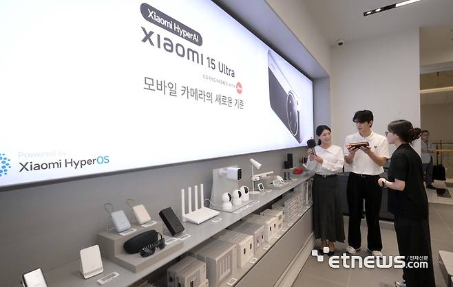 샤오미코리아의 국내 첫 공식 오프라인 매장 서울 여의도 IFC몰 샤오미스토어에서 모델이 보조배터리, 스피커 등 샤오미 소형가전 제품을 살펴보고 있다. 김민수기자 mskim@etnews.com