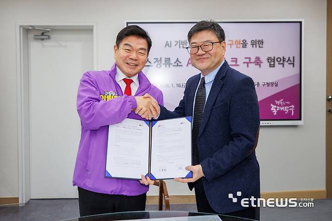 이필형 동대문구청장(왼쪽)과 이원철 비아이씨엔에스 대표가 16일 구청장실에서 업무협약 체결 후 기념 촬영을 하고 있다.