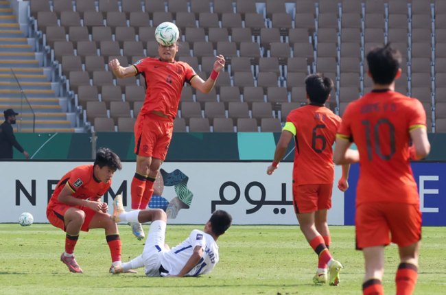 [442.review] ‘中 극단적 전원 수비 통했다’ 한국 꺾은 우즈벡에 승부차기 끝 승리…‘4강서 김상식의 베트남과 격돌’