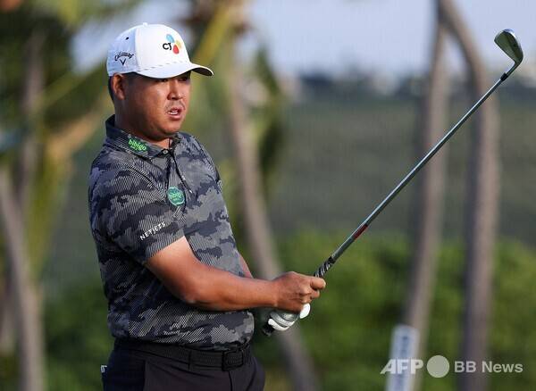 2026년 미국프로골프(PGA) 투어 개막전 '소니 오픈 인 하와이'에 출전한 김시우 프로가 2라운드에서 경기하는 모습이다. 사진제공=ⓒAFPBBNews = News1 (사진을 무단으로 사용하지 마십시오.)