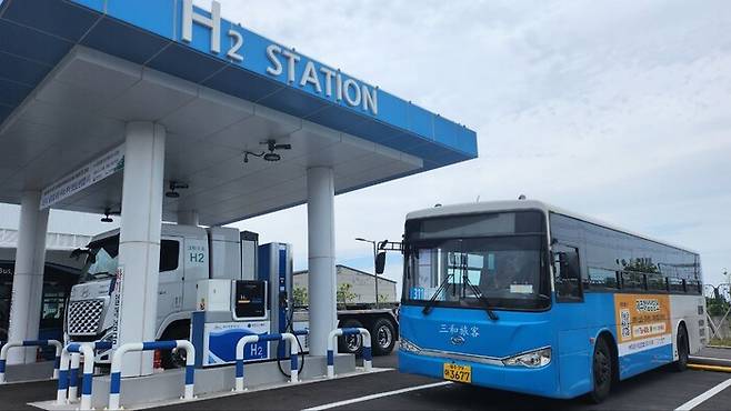 제주 조천읍 함덕리에 있는 그린수소 충전소에서 관용차량이 수소를 충전하고 있다. 옥기원 기자 ok@hani.co.kr