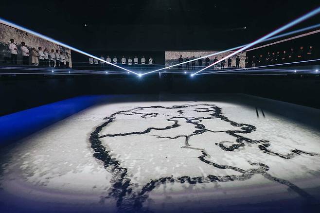 ‘흑백요리사 : 요리 계급 전쟁’ 시즌2에서 흑요리사와 백요리사가 대결할 재료를 고르기 전 장면. 넷플릭스 제공