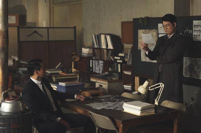 디즈니플러스 드라마 '메이드 인 코리아'는 중정 과장 백기태(왼쪽)와 검사 장건영(정우성)의 대결을 중심으로 펼쳐진다. 디즈니플러스 제공