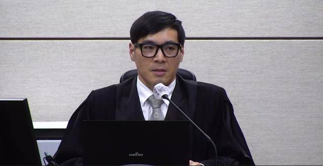 백대현 부장판사가 16일 서울 서초구 중앙지방법원에서 체포 방해와 국무위원 심의권 침해 등 혐의로 기소된 윤석열 전 대통령에 대한 1심 선고 판결문을 낭독하고 있다. 뉴스1