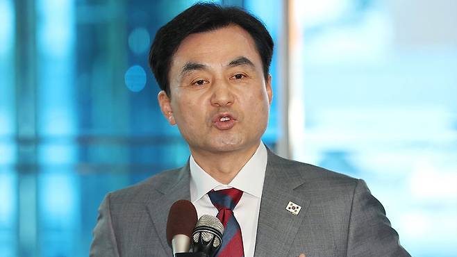 안규백 국방부 장관 후보자가 서울 용산구 육군회관에 마련된 인사청문회 준비사무실로 들어서며 취재진의 질문에 답하고 있다 2025.6.27 [자료사진]