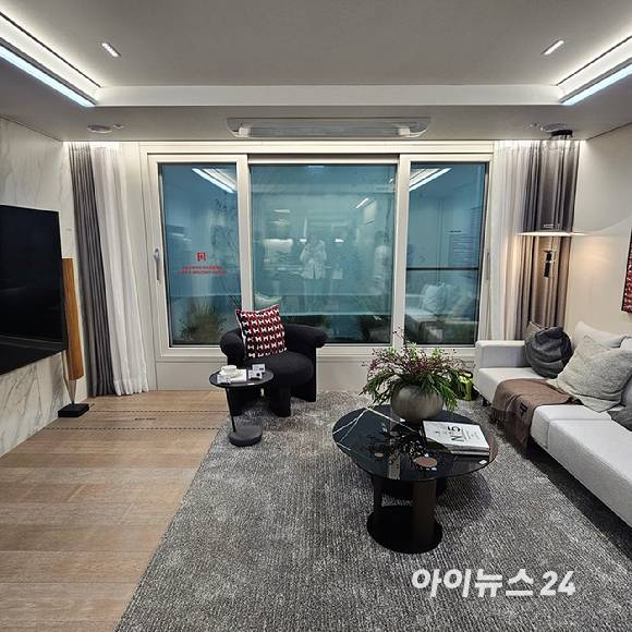 드파인연희 전용84㎡B 거실 전경. 2026.01.16. [사진=이효정 기자 ]