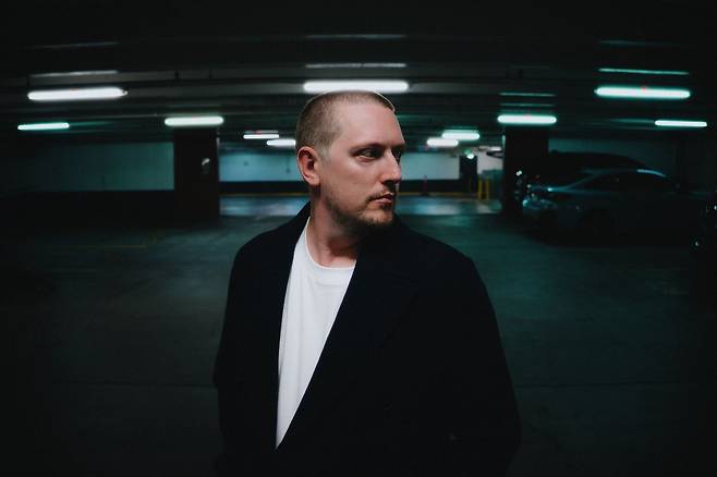 영국의 AI 음악 디자이너 아임올리버(올리버 맥캔). 지난해 AI 음악 디자이너로서는 사상 최초로 정식 음반사와 유통계약을 맺었다. [사진 아임올리버]