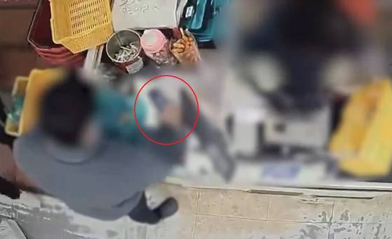 지난달 3일 오후 경남 창원의 한 모텔에서 발생한 흉기 난동 사건 피의자 A씨가 모텔에 들어가기 직전 인근 마트에서 범행 도구로 사용된 흉기(빨간색 동그라미)를 구입하고 있다. 사진 경남경찰청 제공 영상 캡처