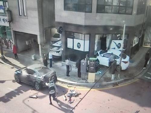 ▲ 70대 운전 승용차가 다른 차 추돌 후 인도 돌진…10살 보행자 중상 /연합뉴스