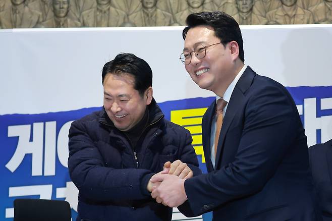 통일교의 정치권 로비 의혹, 공천헌금 의혹과 관련한 특검법 수용을 촉구하며 단식 농성하고 있는 국민의힘 장동혁 대표(왼쪽)가 16일 국회에서 2차 종합특검법안 반대 필리버스터를 마치고 로텐더홀 농성장을 방문한 개혁신당 천하람 원내대표와 인사하고 있다. 연합뉴스