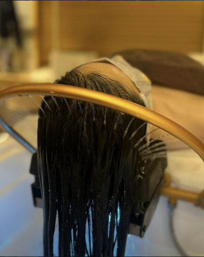 A customer undergoes scalp care in a Korean clinic (Instagram)