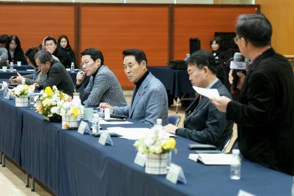 최근 포천시 영북면 행정복지센터에서 열린 ‘주민과의 간담회‘’에서 백영현 시장과 임종훈 시의회 의장 등이 주민들의 민원을 경청하고 있다. 손지영기자