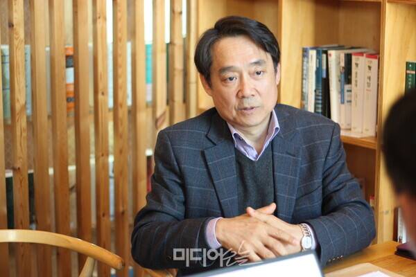 ▲이진동 뉴스버스 대표가 지난 7일 미디어오늘과 인터뷰하고 있다. 사진=박서연 기자