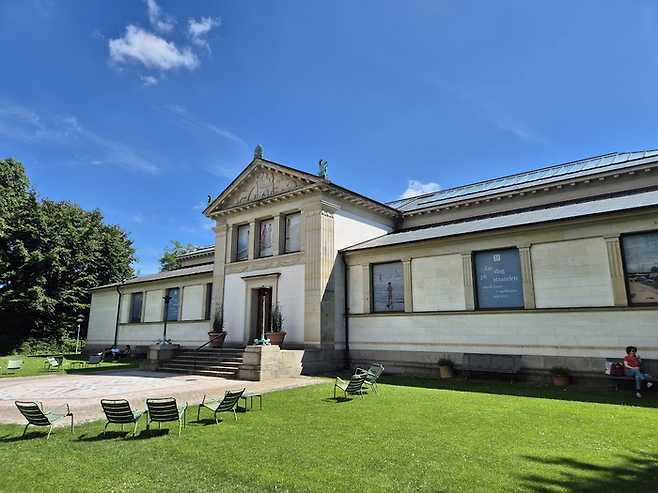 덴마크 국립 미술관과 담벼락이 붙어 있는 히르슈슈프룽 컬렉션. 쪽문을 찾아서 지름길로 두 미술관을 오갔다. 2층 지붕 아래 미카엘 앙케르의 [해변의 산책]이 창문에 장식되어 있다. ©김슬기