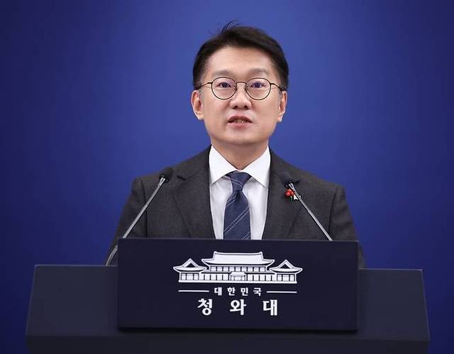 김남준 대변인이 지난해 12월 24일 청와대 춘추관에서 이재명 대통령과 김혜경 여사의 희귀 질환 환우·가족 현장 간담회 참석 관련 브리핑을 하고 있다. 연합뉴스