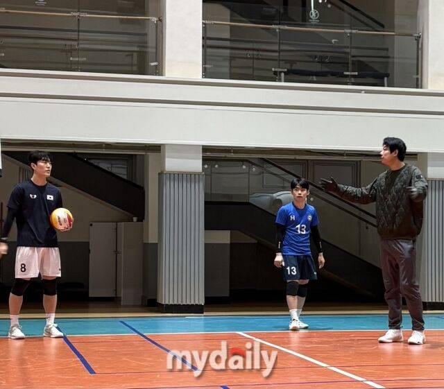 송병일 감독과 훈련 중인 정성원(왼쪽)./김희수 기자