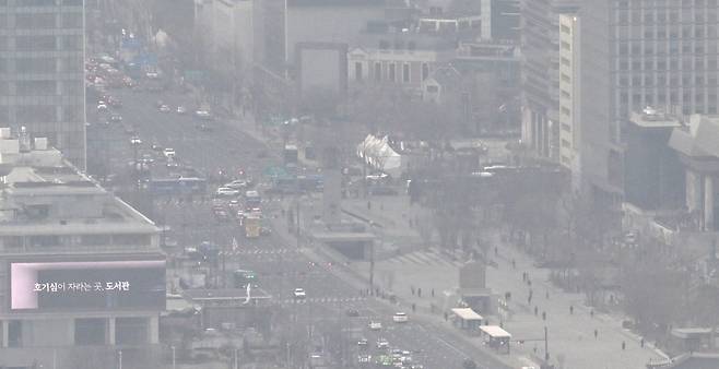 서울 종로구 북악스카이웨이에서 바라본 광화문광장 일대가 미세먼지로 인해 뿌연 모습을 나타내고 있다. 임세준 기자
