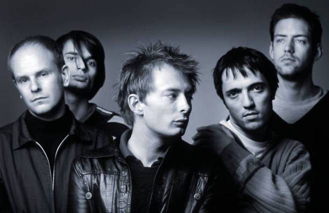 라디오헤드(Radiohead)의 음악 대부분은 곡의 시작과 함께 듣는 이를 곡 안으로 강하게 끌어당기는 마력에 가까운 에너지를 가지고 있다. 귀를 기울일 준비도 하기 전에, 하나의 기타 스트로킹, 하나의 리프, 하나의 드럼 루프만으로 현실은 밀려나고 청자는 빠르게 곡의 내부로 진입한다. 이는 이들의 곡이 ‘전개’되는 방식이 아닌, 완성된 정서가 ‘공간을 제시’하기 때문인데, 듣는 이는 음악을 듣는 순간 곡을 감상하는 위치가 아닌 그들의 음악 안에 놓여버리는 경험을 하게 된다. [게티이미지/Photo by Gie Knaeps]