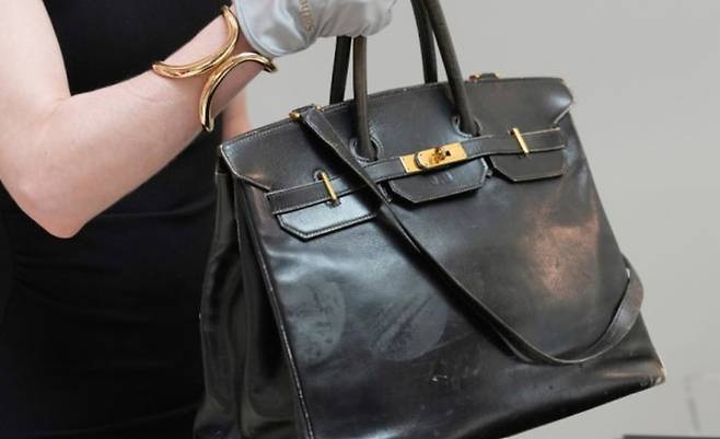 [서울=AP/뉴시스] 프랑스의 명품 브랜드 에르메스에서 제작한 최초의 버킨 백이 860만 유로(약 138억1600천만 원)에 판매됐다. (사진=AP통신 캡처) 2025.07.11 *재판매 및 DB 금지