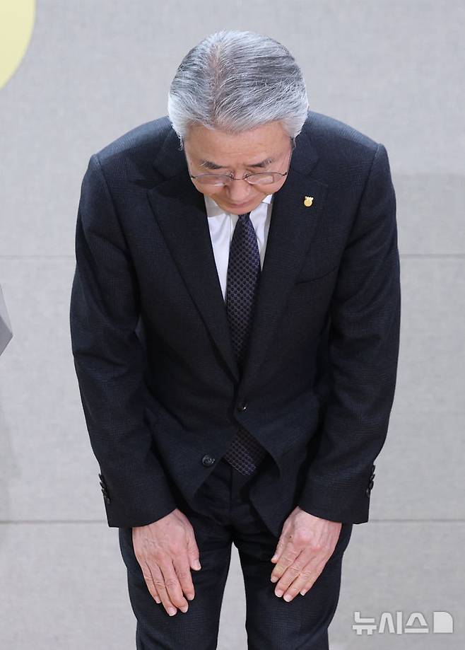 [서울=뉴시스] 김진아 기자 =  강호동 농협중앙회장이 13일 서울 중구 농협중앙회 본관에서 대국민 사과문을 발표하던 중 고개숙여 사과 인사를 하고 있다. 농협중앙회와 농협재단은 임직원 성비위와 업무상 배임을 자체 적발하고도 이를 수사기관에 고발하지 않고, 공금으로 임직원의 형사사건 변호사비를 지원하거나 1박에 200만원이 넘는 출장비를 사용하는 등 내부통제 부실과 방만한 경비 집행 실태가 정부 감사 결과 드러났다. 2025.01.13. bluesoda@newsis.com