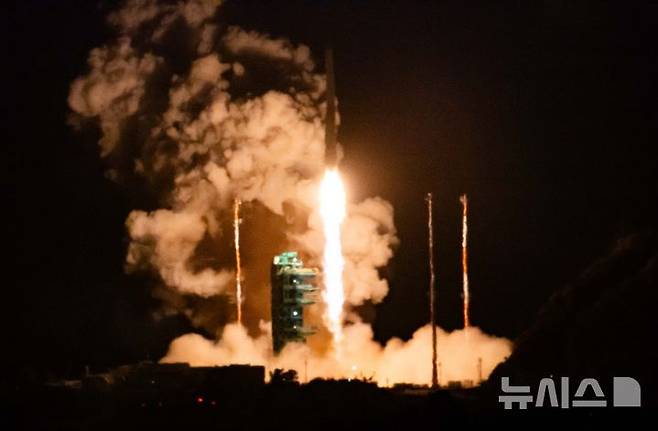 [여수=뉴시스] 황준선 기자 = 한국형 발사체 누리호가 27일 새벽 전남 고흥군 나로우주센터에서 발사되고 있다. 민간 기업인 한화에어로스페이스가 기술 이전을 통해 발사체 제작 전 과정을 주관한 누리호 4호기는 오로라·대기광 관측과 우주 자기장·플라스마 측정 등을 위한 위성 13기가 탑재됐다. 2025.11.27. hwang@newsis.com