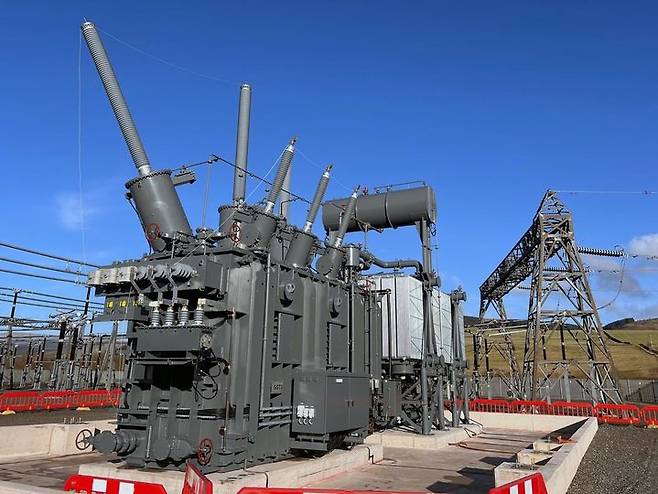 [서울=뉴시스] 효성중공업이 2025년 영국 스코틀랜드에 설치한 초고압 변압기. (사진=효성중공업) 2025.12.22 photo@newsis.com *재판매 및 DB 금지  *재판매 및 DB 금지