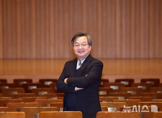 [서울=뉴시스] 배훈식 기자 = '만남 중창단' 김진 목사가 16일 오전 서울 동작구 원불교소태산기념관에서 뉴시스와 인터뷰 전 포즈를 취하고 있다. 2026.01.16. dahora83@newsis.com
