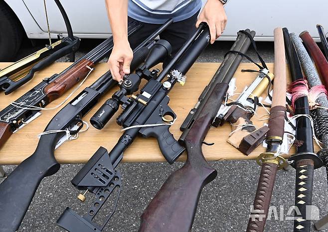 [수원=뉴시스] 김종택 기자 = 불법무기류 자진신고 기간인 2일 경기도 수원남부경찰서 범죄예방질서계 관계자들이 보관중인 총기류 등을 살펴보고 있다. 이번 자진신고 대상은 허가 없이 소지하고 있거나, 소지 허가가 취소된 총기, 화약류(화약·폭약·실탄·포탄), 도검, 분사기, 전자충격기, 석궁 등이다. 2024.09.02. jtk@newsis.com