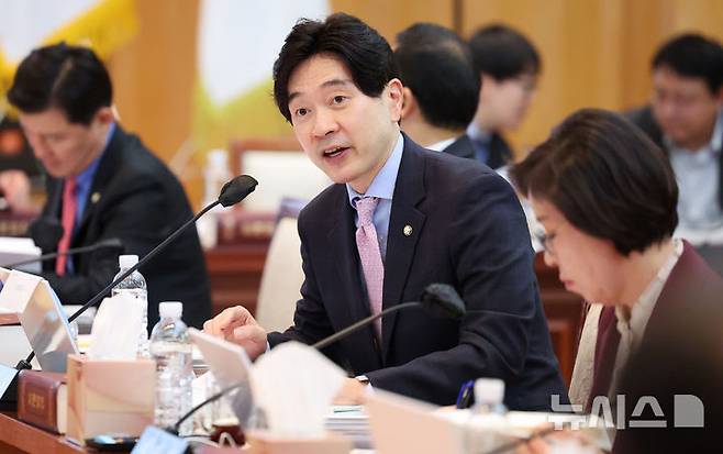 [대구=뉴시스] 이무열 기자 = 박성훈 국민의힘 의원이 24일 대구 중구 한국은행 대구경북본부에서 열린 대구지방국세청·대구본부세관·대구지방조달청·동북지방통계청·한국은행 대구경북본부·포항본부에 대한 국정감사에서 질의하고 있다. 2024.10.24. lmy@newsis.com