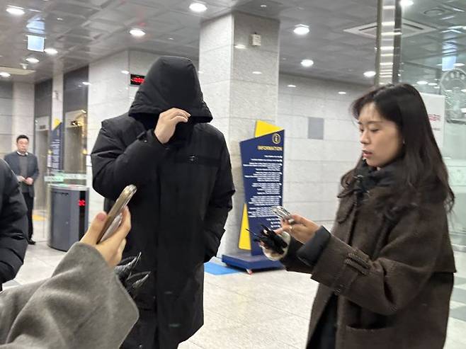 [서울=뉴시스] 김경 서울시의원으로부터 공천헌금 1억원을 받아 강선우 무소속 의원에게 전달했다고 지목된 강 의원의 전 보좌관 남모씨가 17일 오후 8시37분께 2차 피의자 조사를 마치고 귀가하고 있다. 2025.01.17. spicy@newsis.com *재판매 및 DB 금지