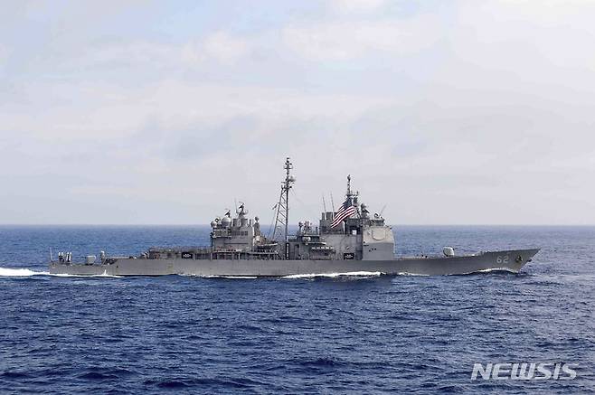 미국 해군 유도미사일 순양함 챈슬러빌이 대만해협을 항행하고 있다. AP 자료사진. 2026.01.17