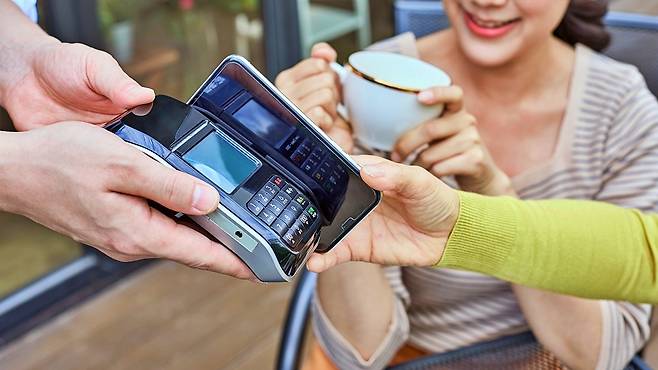 설 명절을 앞두고 지자체 민생안정지원금이 지역화폐와 선불카드로 풀리면서 전통시장과 동네 상점가를 중심으로 소비 심리가 되살아날 것이라는 기대가 커지고 있다. 게티이미지