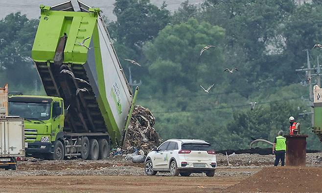 인천 서구 수도권매립지 제3-1매립장으로 생활폐기물 운반차량이 폐기물을 쏟아내고 있다.&nbsp;최상수 기자