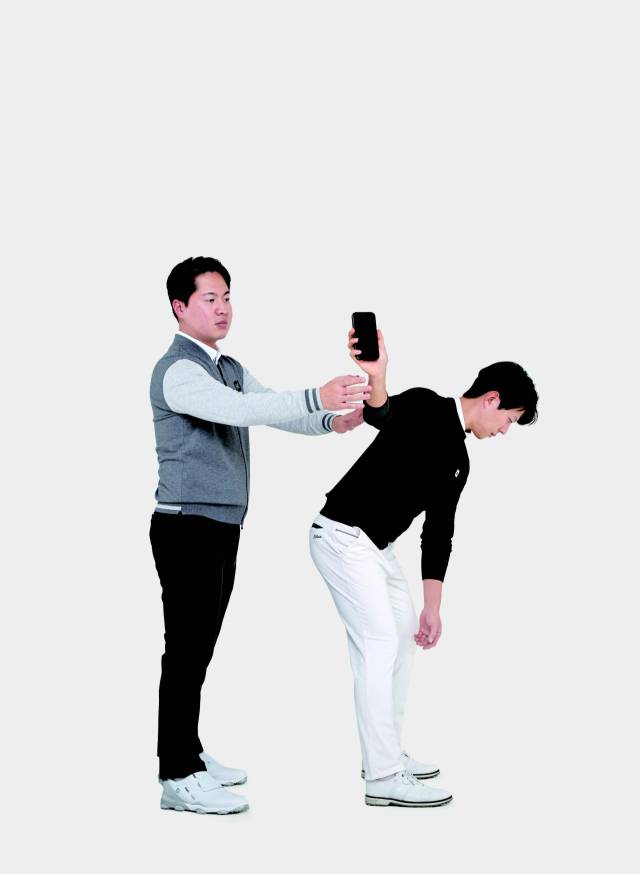 김기환(왼쪽) 코치가 휴대폰을 이용해 올바른 래깅 동작을 익힐 수 있는 방법을 지도하고 있다.