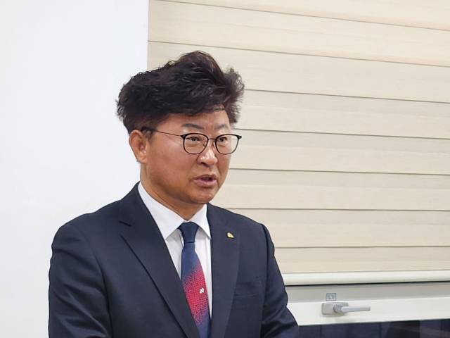 최충규 대덕구청장이 기자실을 찾아 대덕세무서 신설 필요성을 강조하고 있다. 사진제공=대덕구