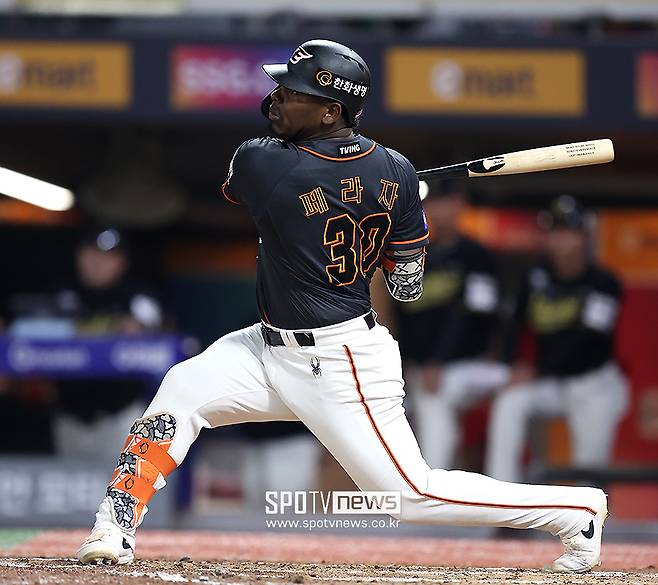 ▲ 페라자는 2024년 시즌 당시 시즌 122경기에서 타율 0.275, 24홈런, 70타점의 성적을 남긴 채 재계약 불가 통보를 받았으나 지난해 공수 모두에서 성장했다는 평가를 받으며 2026년 다시 한화 유니폼을 입는다 ⓒ곽혜미 기자