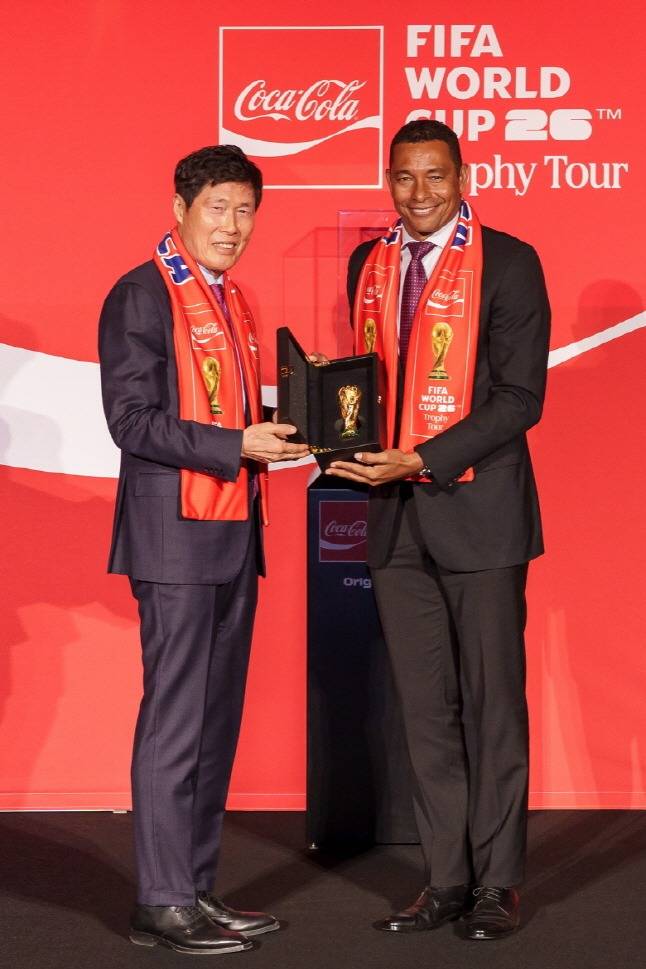 F16일 서울 CGV용산아이파크몰에서 '오리지널 FIFA 월드컵™ 트로피' 한국 공개 기념 기자간담회에 참석한 차범근 전 국가대표팀 감독과 브라질 국가대표 출신 FIFA 글로벌 홍보대사 지우베르투 시우바. /사진=한국 코카-콜라 제공