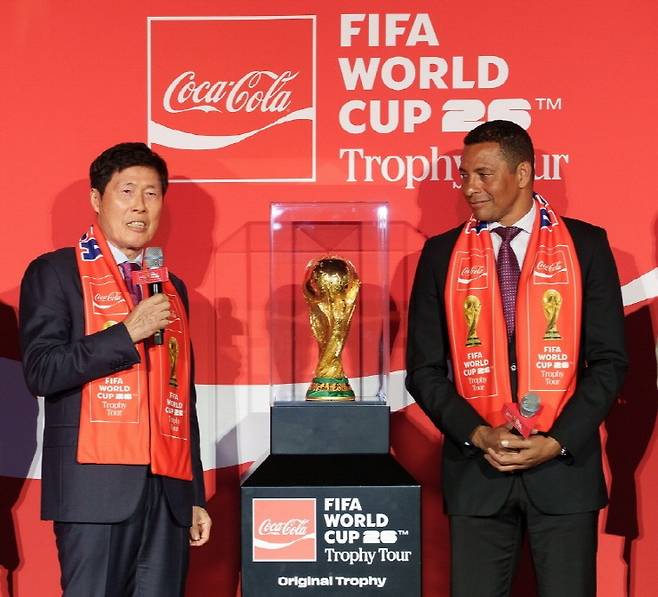 F16일 서울 CGV용산아이파크몰에서 '오리지널 FIFA 월드컵™ 트로피' 한국 공개 기념 기자간담회에 참석한 차범근 전 국가대표팀 감독과 브라질 국가대표 출신 FIFA 글로벌 홍보대사 지우베르투 시우바. /사진=한국 코카-콜라 제공
