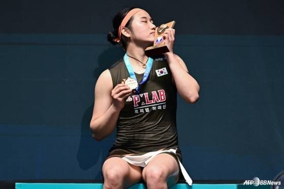 안세영이 11일(한국시간) 말레이시아 쿠알라룸푸르에서 열린 세계배드민턴연맹(BWF) 월드투어 슈퍼 1000 말레이시아 오픈 여자 단식 우승 후 트로피에 입을 맞추고 있다. /AFPBBNews=뉴스1