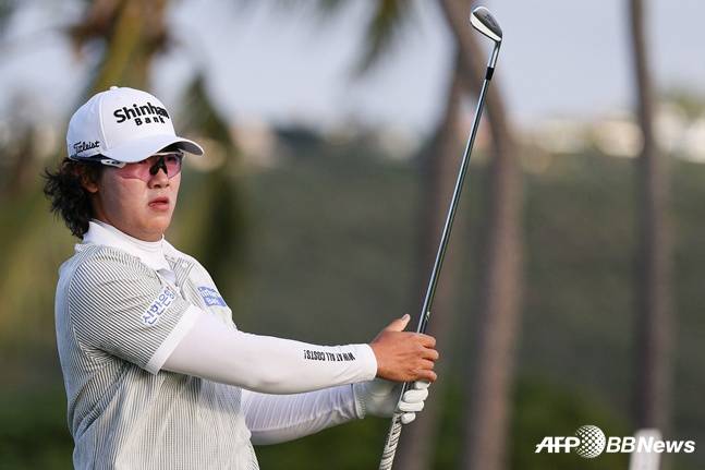 김성현이 17일 PGA 투어 개막전 소니 오픈 2라운드에서 아이언 티샷을 날리고 있다. /AFPBBNews=뉴스1