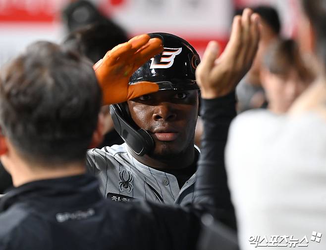 9일 오후 서울 구로구 고척스카이돔에서 열린 '2024 신한 SOL Bank KBO리그' 한화 이글스와 키움 히어로즈의 경기, 3회초 1사 한화 페라자가 솔로 홈런을 날린 후 더그아웃에서 하이파이브를 하고 있다. 엑스포츠뉴스 DB