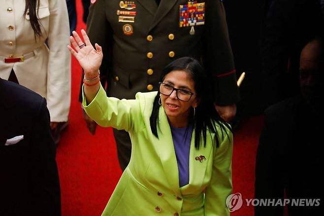 15일(현지시간) 국정연설을 위해 베네수엘라 국회 찾은 델시 로드리게스 임시 대통령 [카라카스 로이터=연합뉴스. 재판매 및 DB 금지]